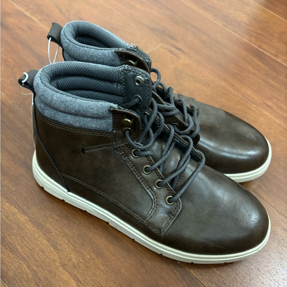 Boys brown boots- new with tags- size 4